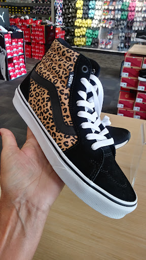 Shoe Store «Off Broadway Shoe Warehouse», reviews and photos, 8600 Ward Pkwy, Kansas City, MO 64114, USA