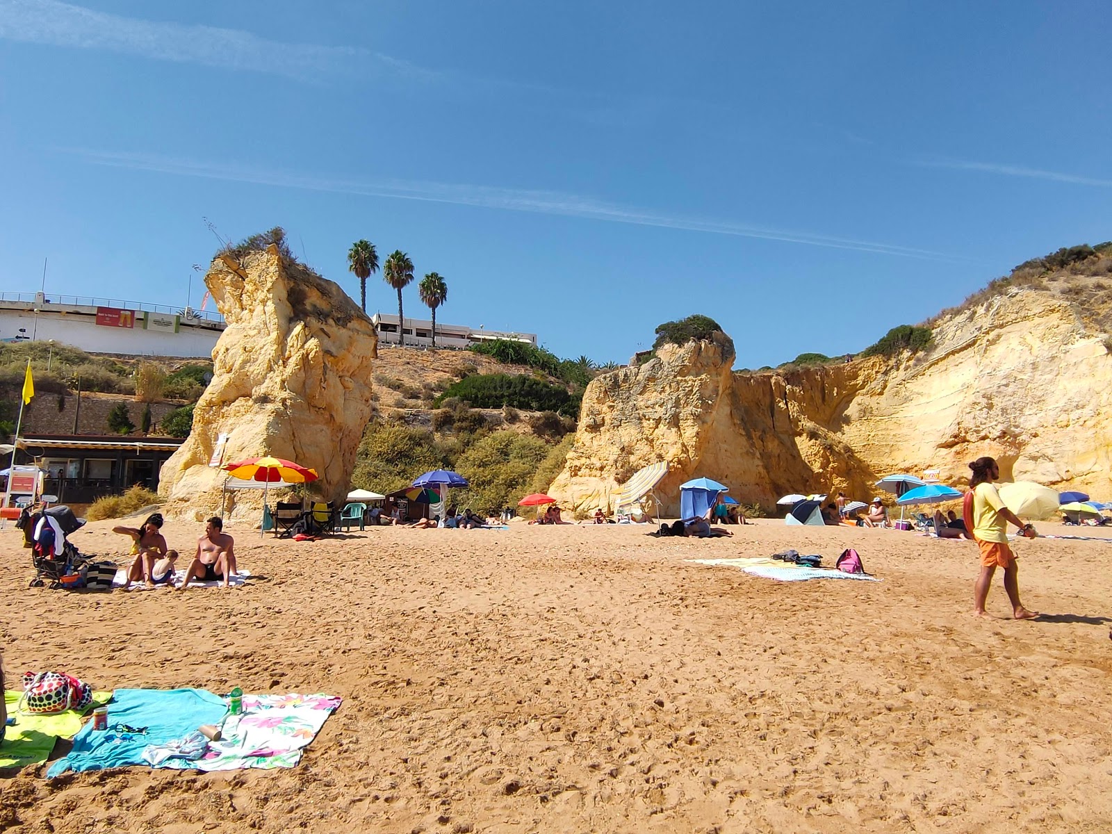 Foto di Praia de Dona Ana - luogo popolare tra gli intenditori del relax