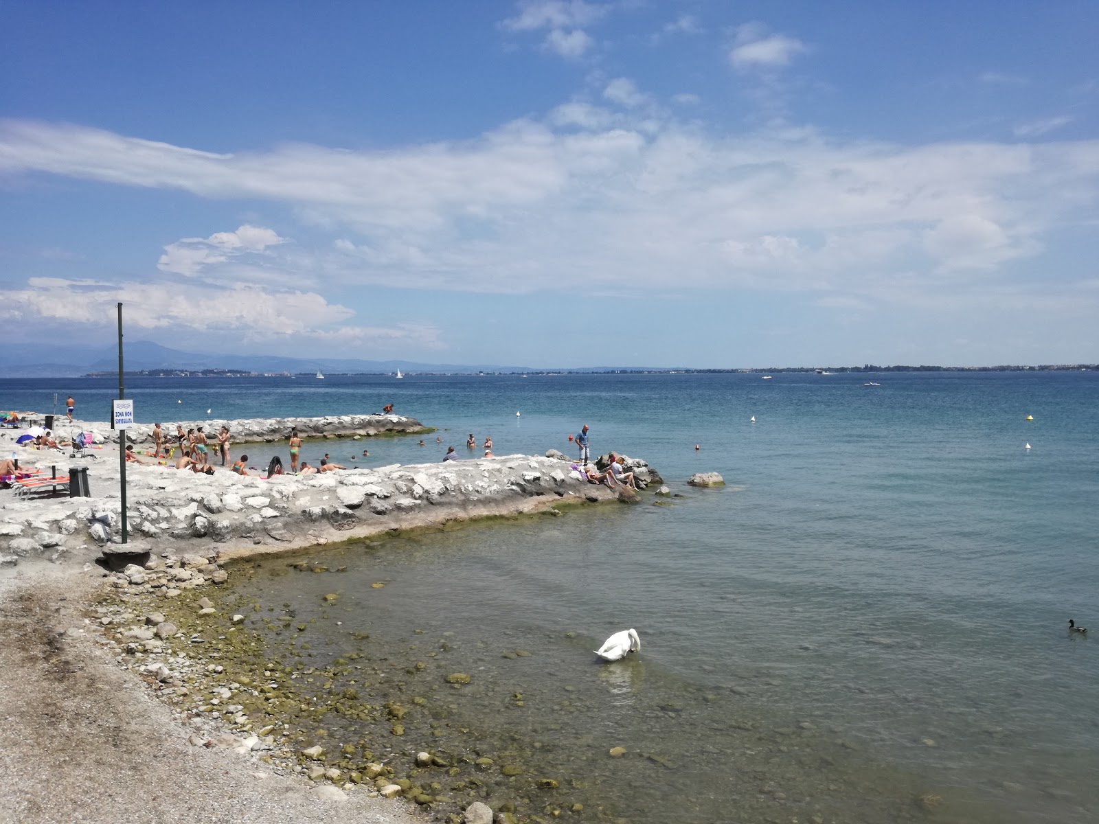 Φωτογραφία του Παραλία του Δεζεντσανίνο - δημοφιλές μέρος μεταξύ λάτρεις της χαλάρωσης