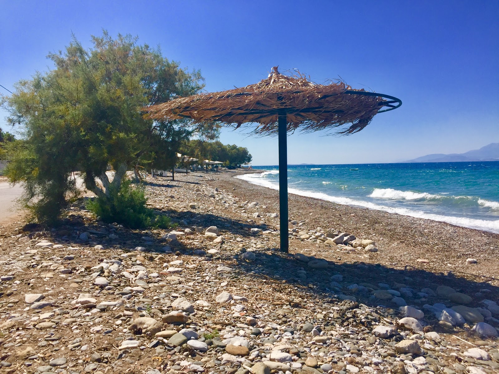 Foto di Egirousa beach con una superficie del ciottolo grigio