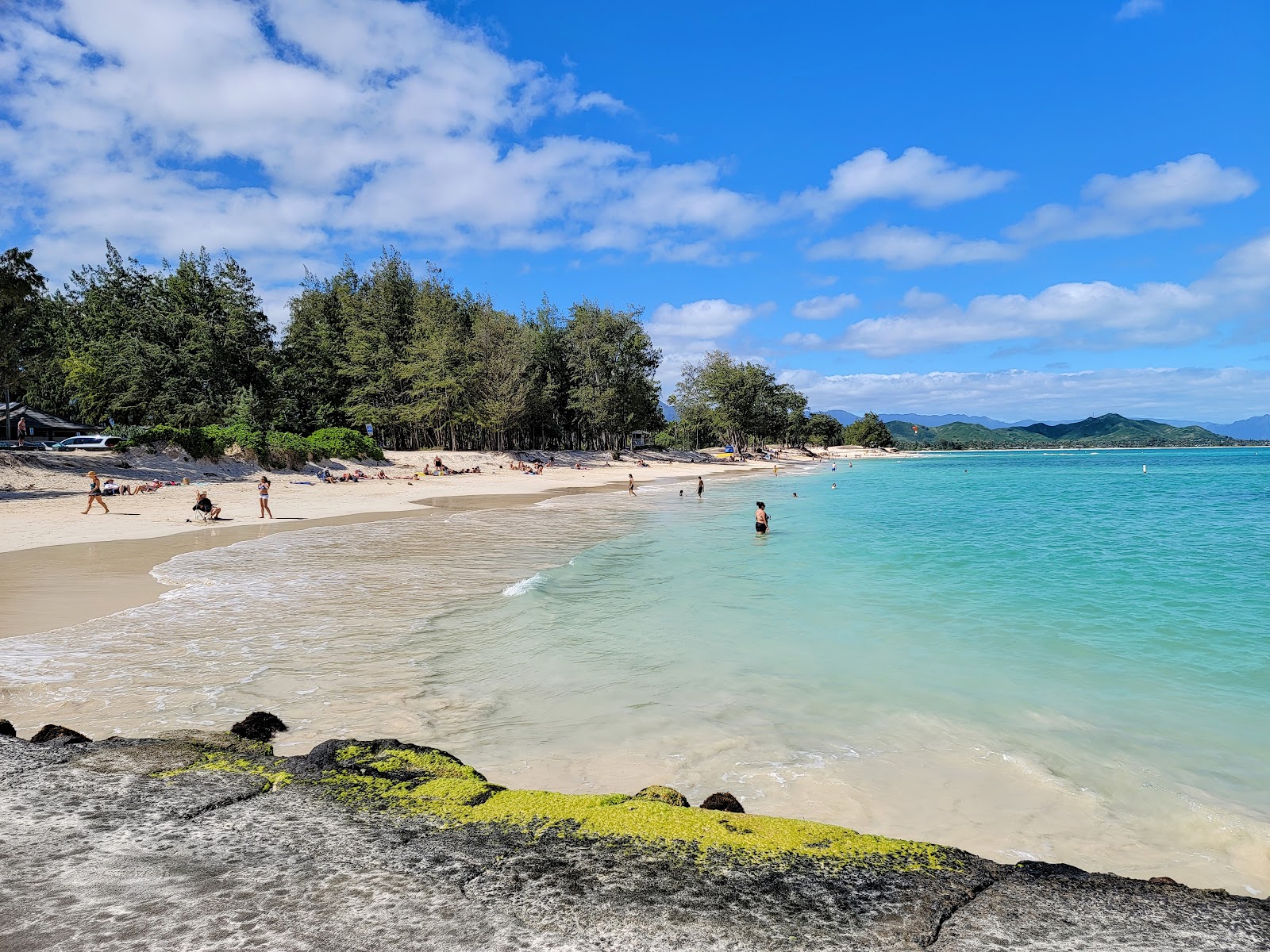 Foto de Kailua Beach Park apoiado por penhascos