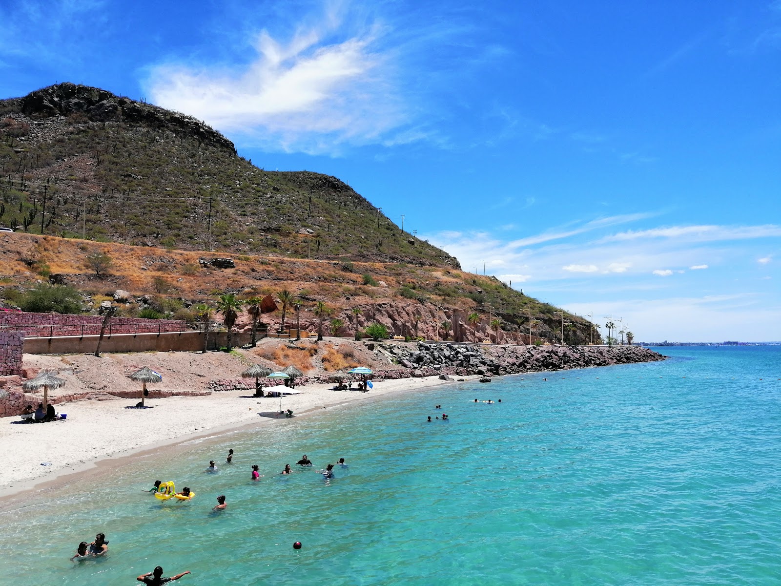 Foto von El Coromuel Strand mit beiger sand Oberfläche