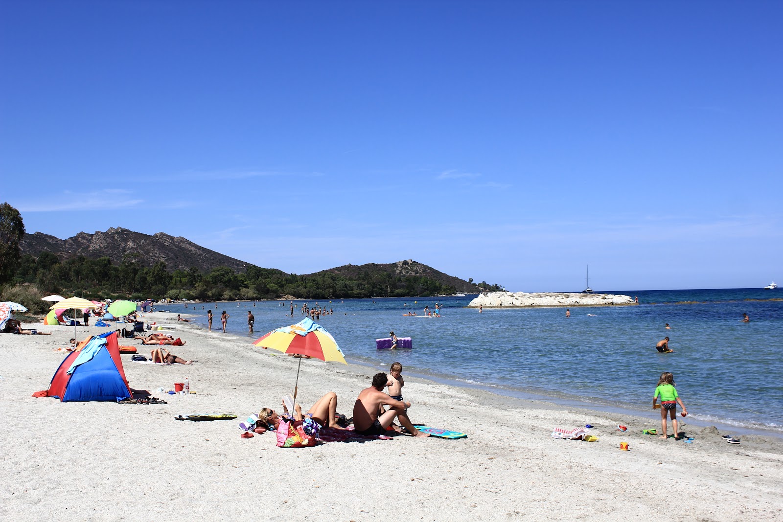 Photo de La Roya beach situé dans une zone naturelle