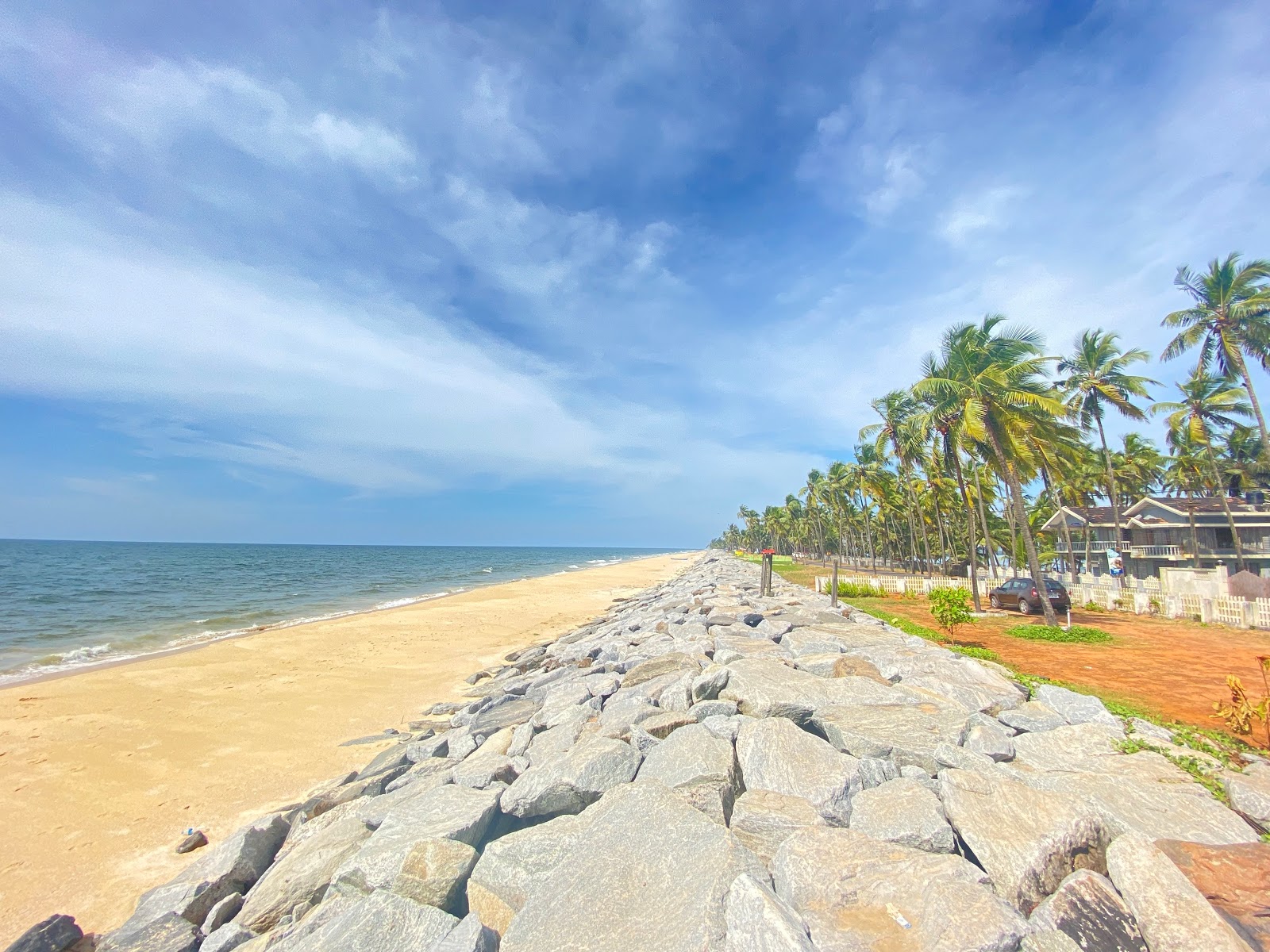Φωτογραφία του Panambur Beach με τυρκουάζ νερό επιφάνεια
