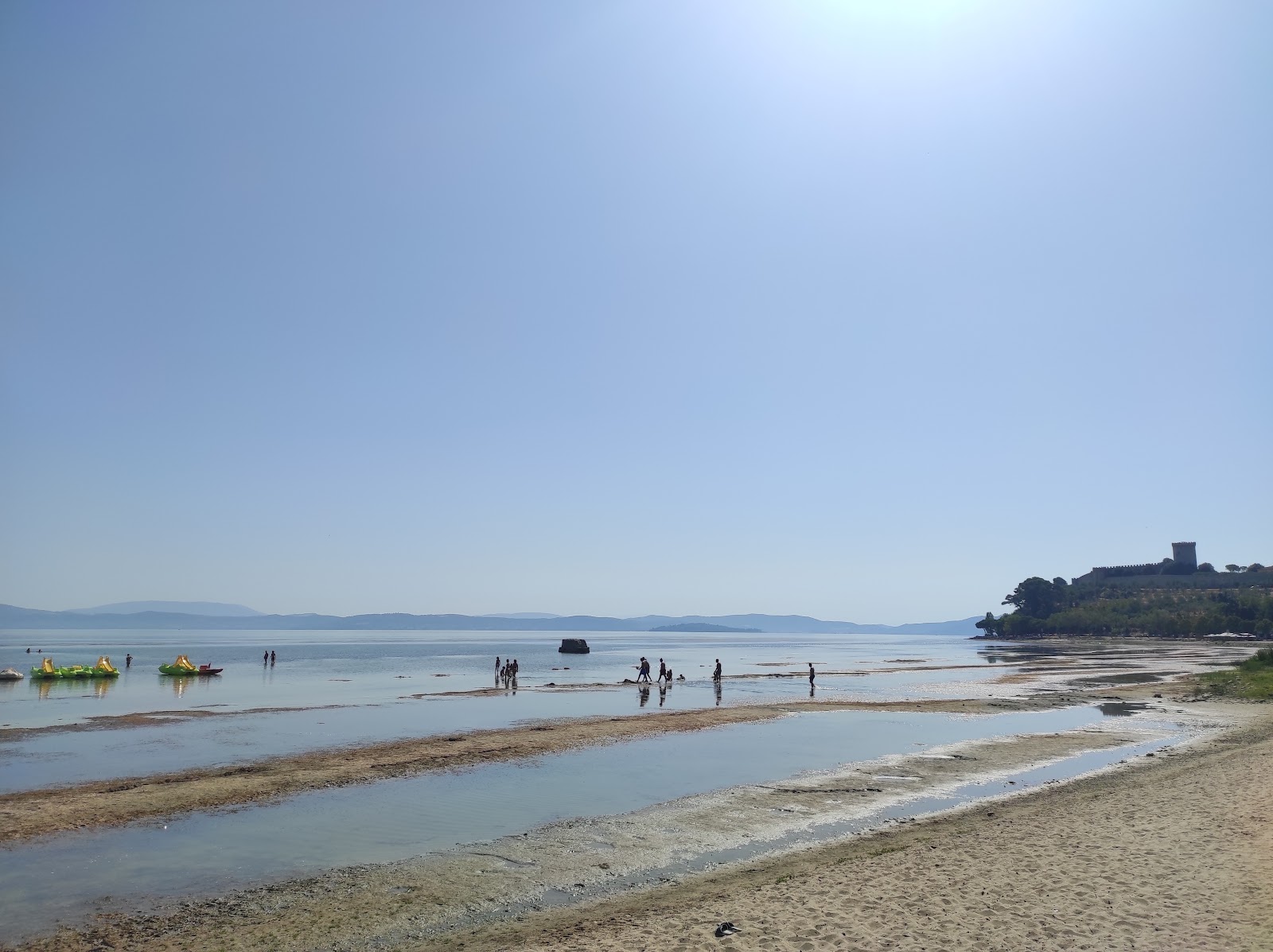 Sastiglione del lago spiaggia'in fotoğrafı geniş bir kıyı şeridi ile birlikte