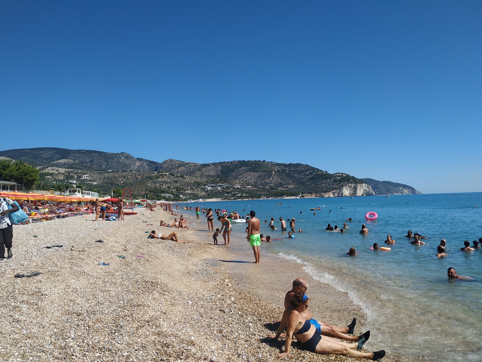 Spiaggia di Piana di Mattinata'in fotoğrafı - tatil için iyi evcil hayvan dostu nokta