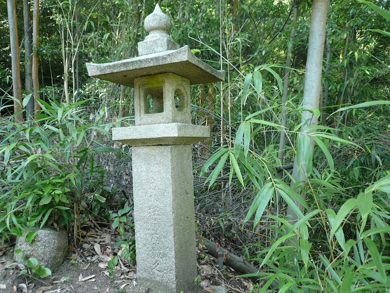 宮 太立・太柱 父子の墓(日本最古のマスク福面を考案)