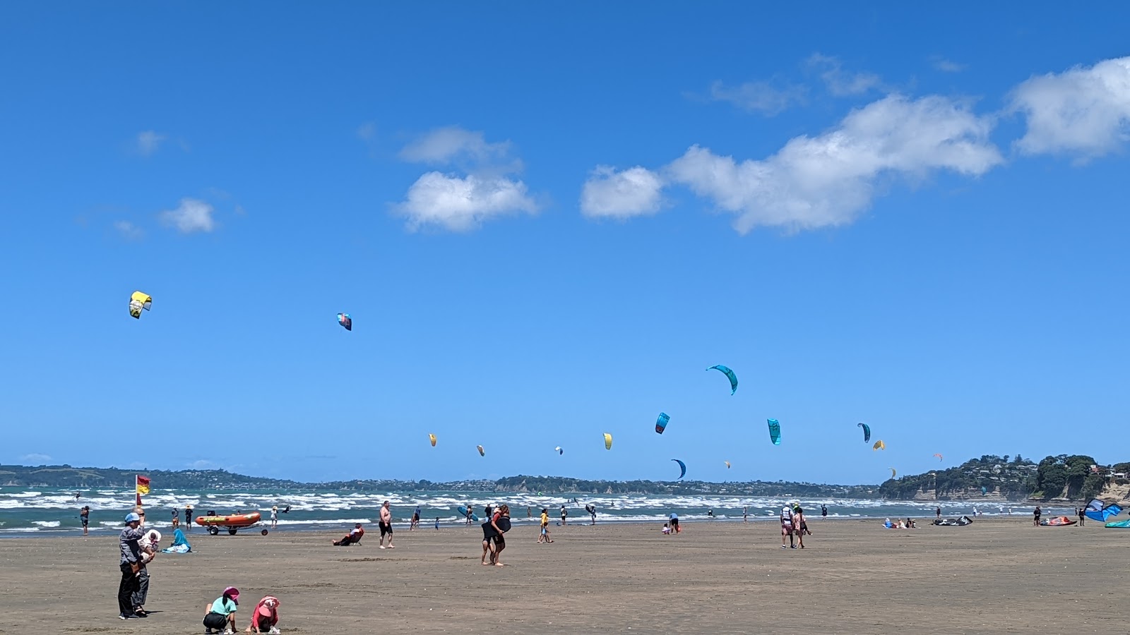 Orewa Beach'in fotoğrafı - rahatlamayı sevenler arasında popüler bir yer