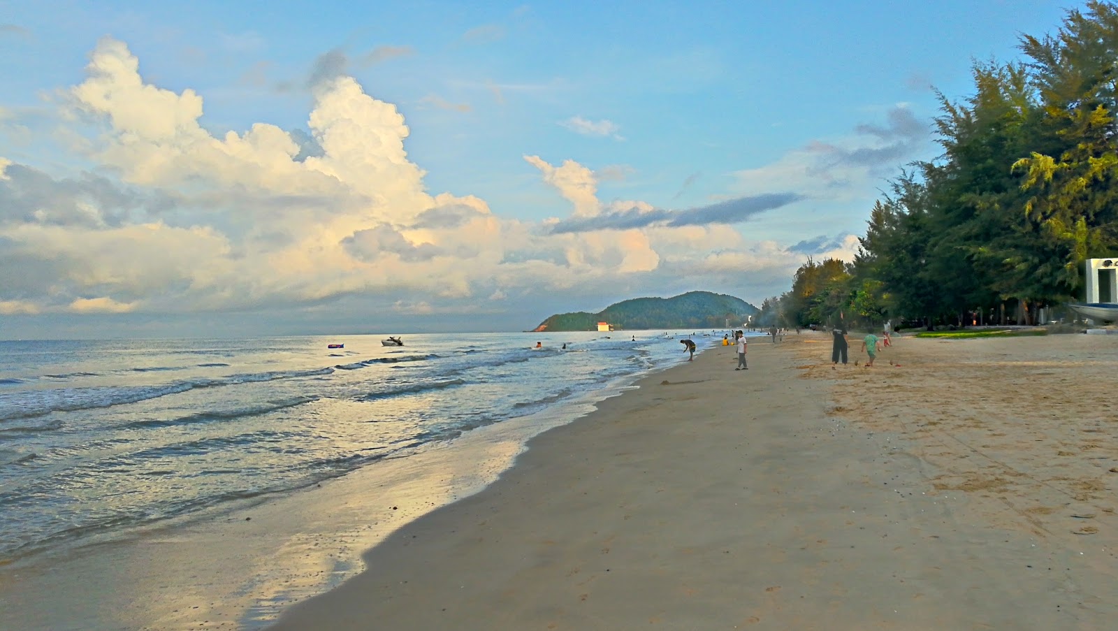 Foto di Chao Lao Beach con una superficie del sabbia luminosa