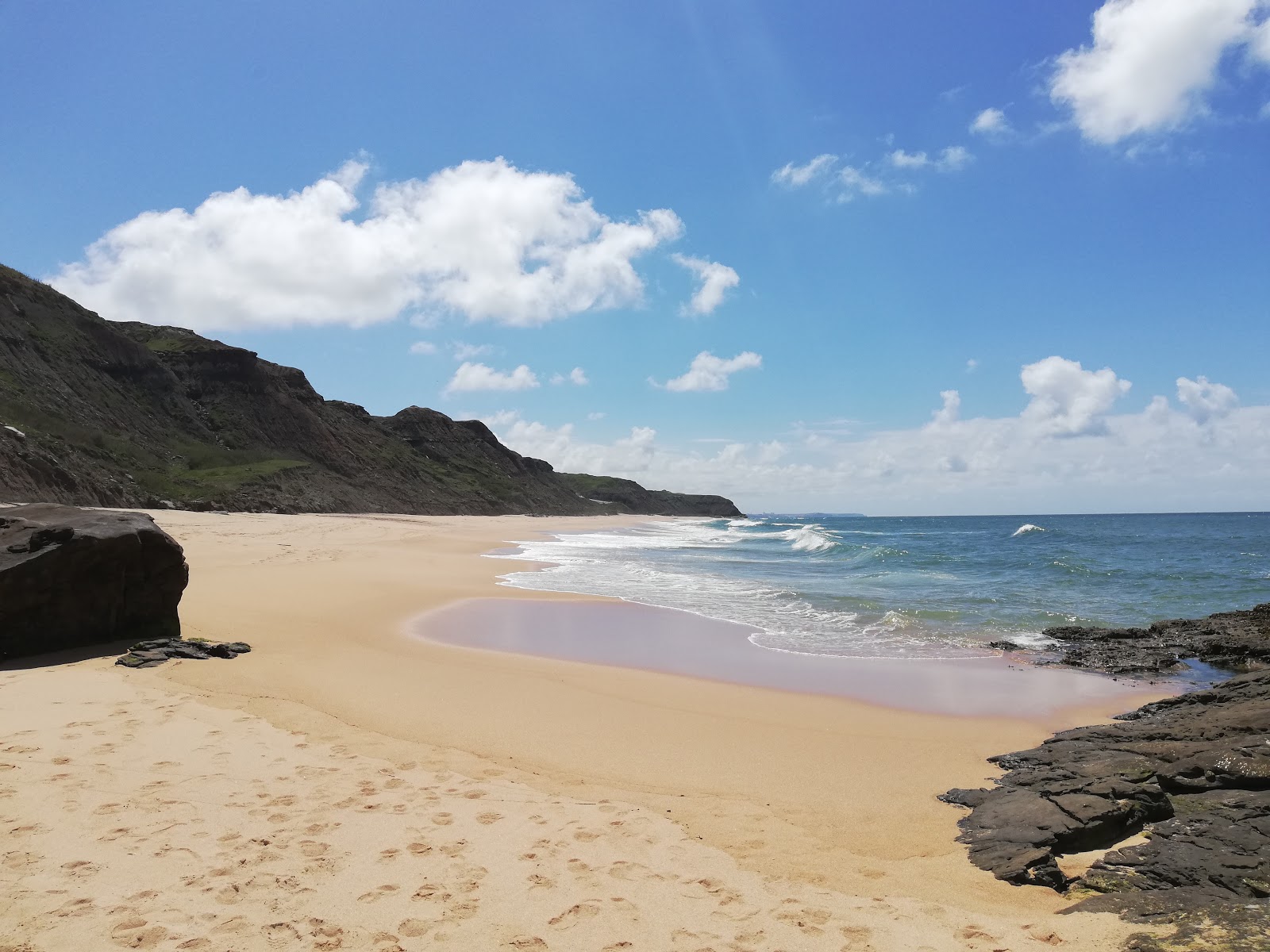 Foto de Praia do Areal Sul con brillante arena fina superficie