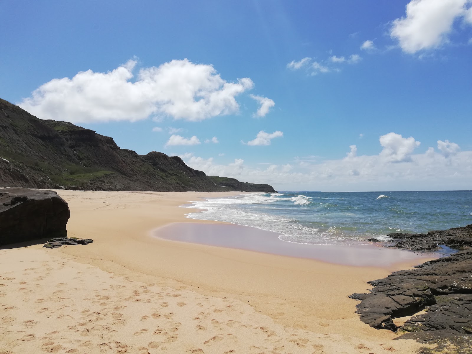 Φωτογραφία του Praia do Areal Sul με λεπτή μπεζ άμμος επιφάνεια