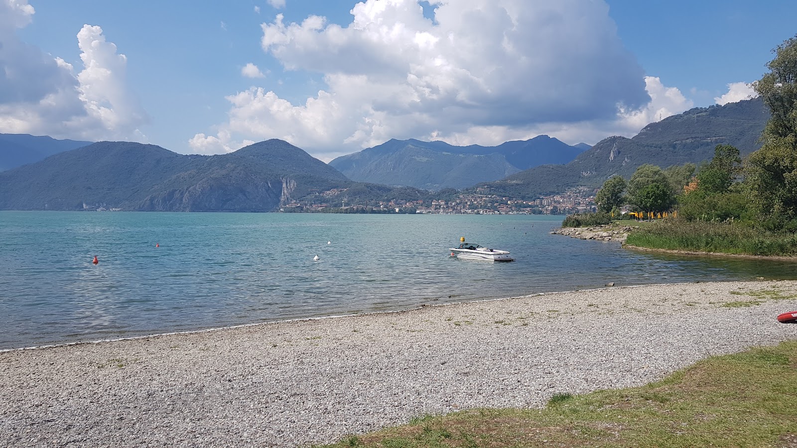 Foto van Spiaggia di Pisogne met blauw water oppervlakte
