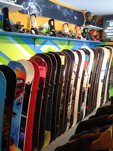 Snowboard Shop «No School Snowboard Shop», reviews and photos, 123 Old 108 Loop, Jeffersonville, VT 05464, USA