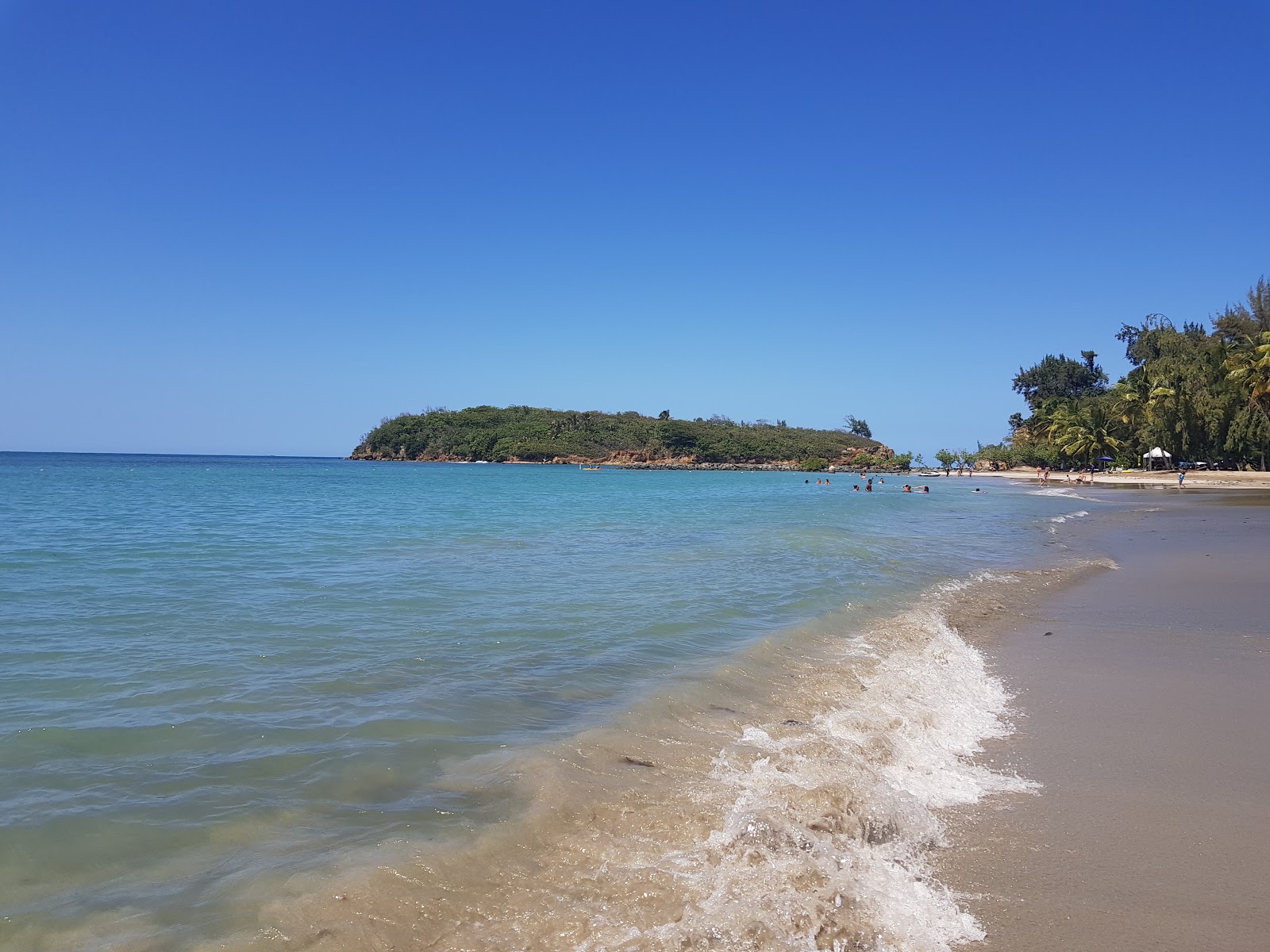 Foto di Punta Salinas beach con una superficie del sabbia luminosa