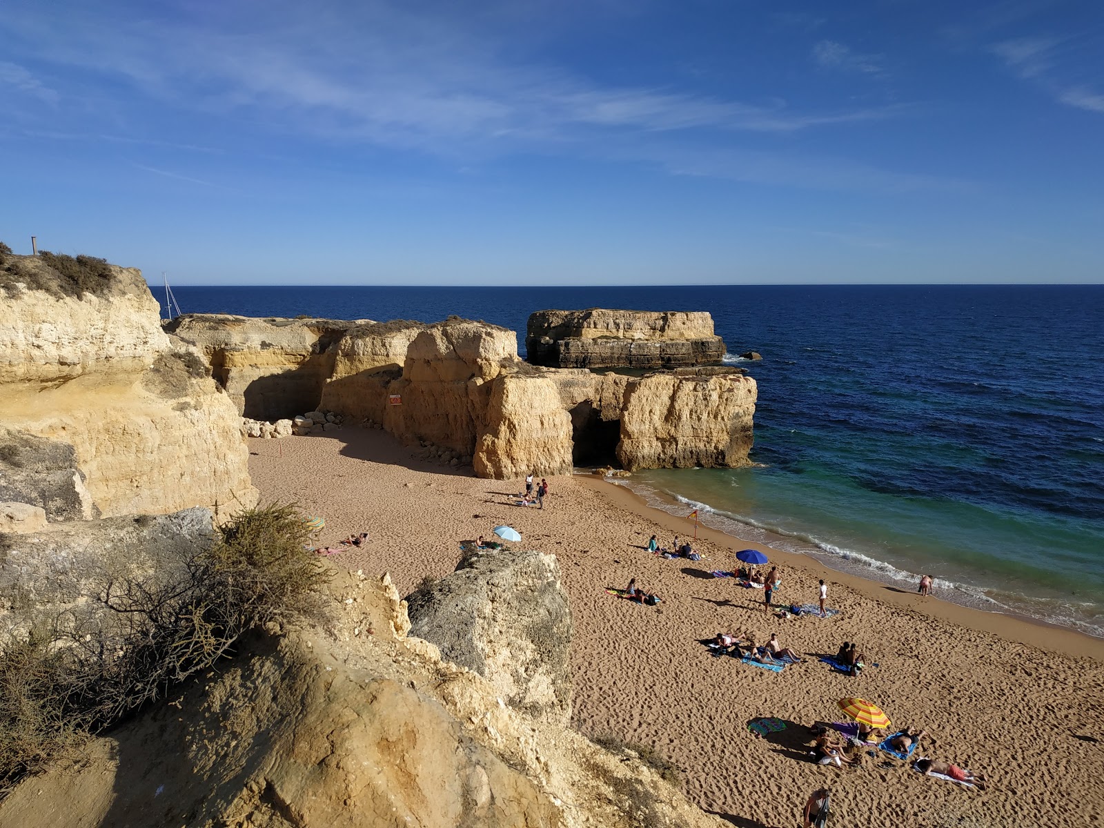 Praia do Castelo'in fotoğrafı dağlarla çevrili