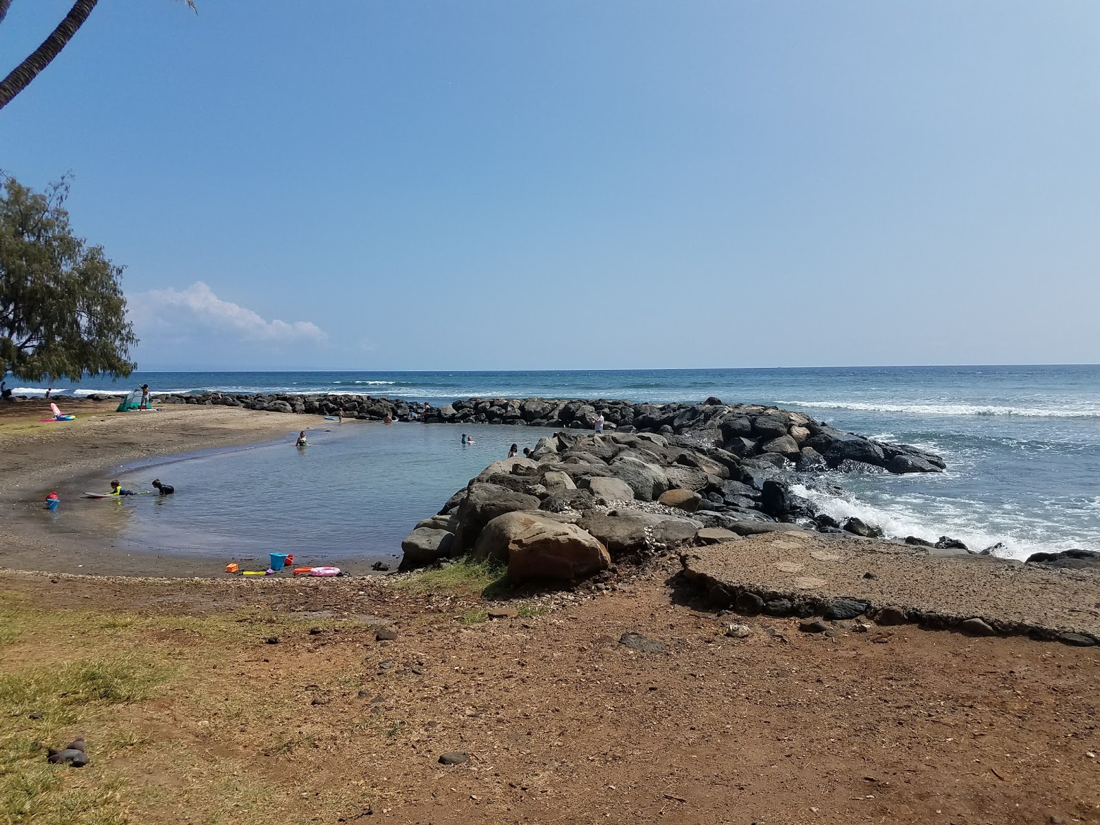 Foto van Launiupoko Beach Park met grijs zand oppervlakte