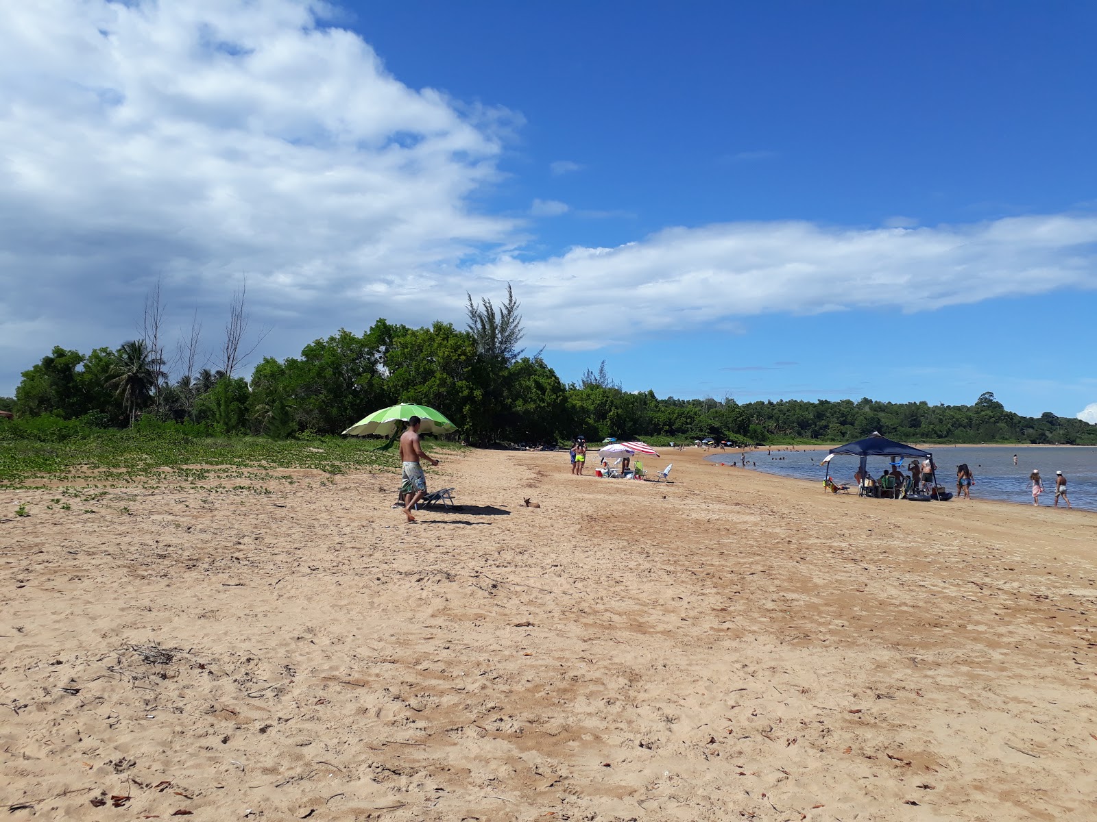 Foto de Playa de Pontal do Piraque-Acu con agua cristalina superficie