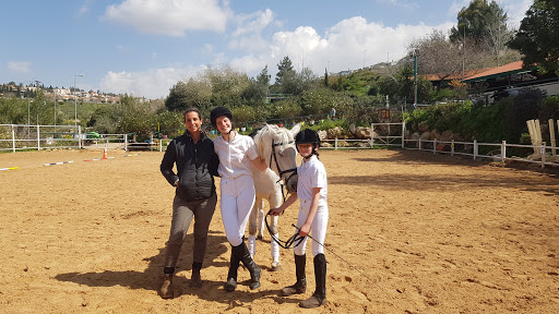 קורס רכיבה על סוסים, לימוד רכיבה על סוסים בחוות הרי יהודה - All 4 Horses