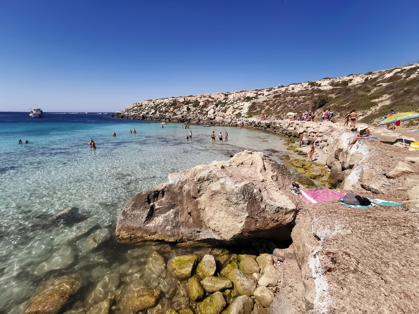 Fotografija Cliff Cala Azzurra z srednje stopnjo čistoče