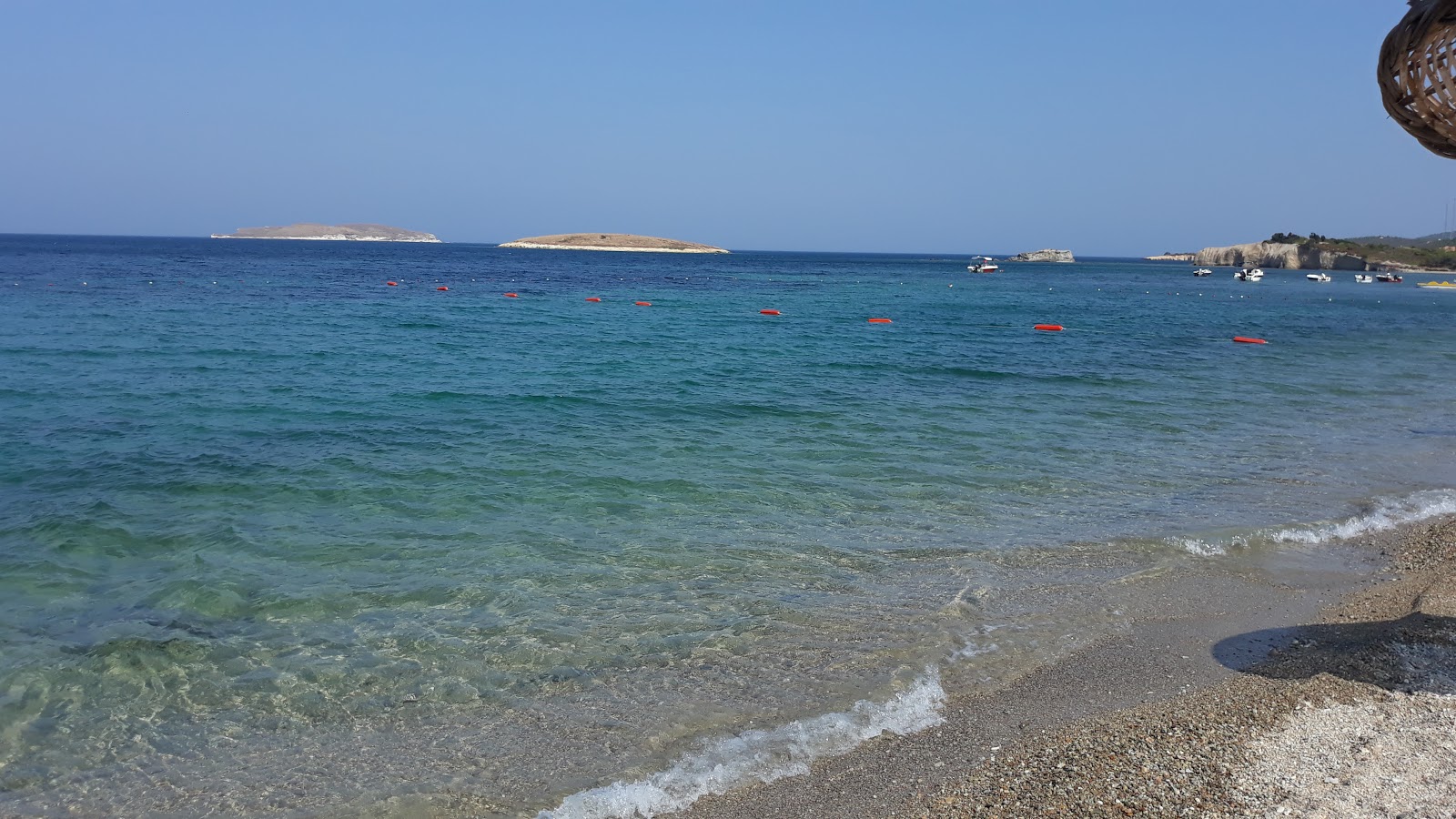 Foto de Praia do Hotel Hanedan com água cristalina superfície