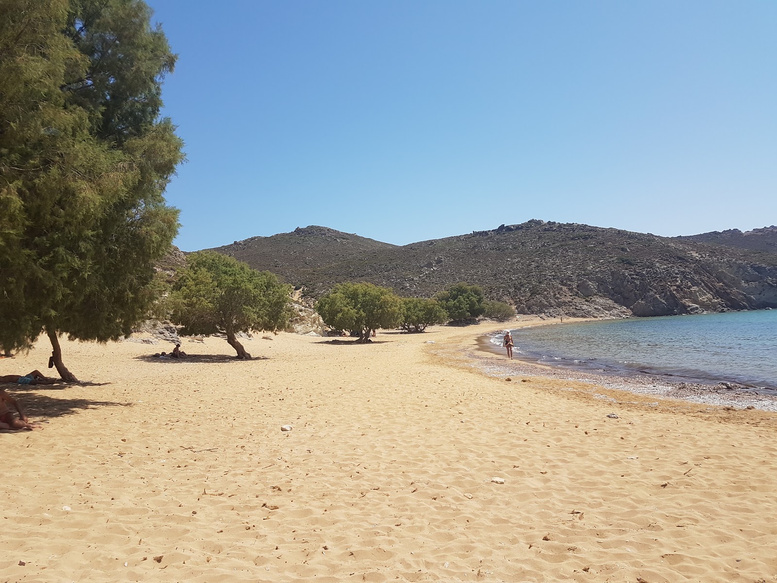 Foto di Psili Amos Beach sorretto da scogliere