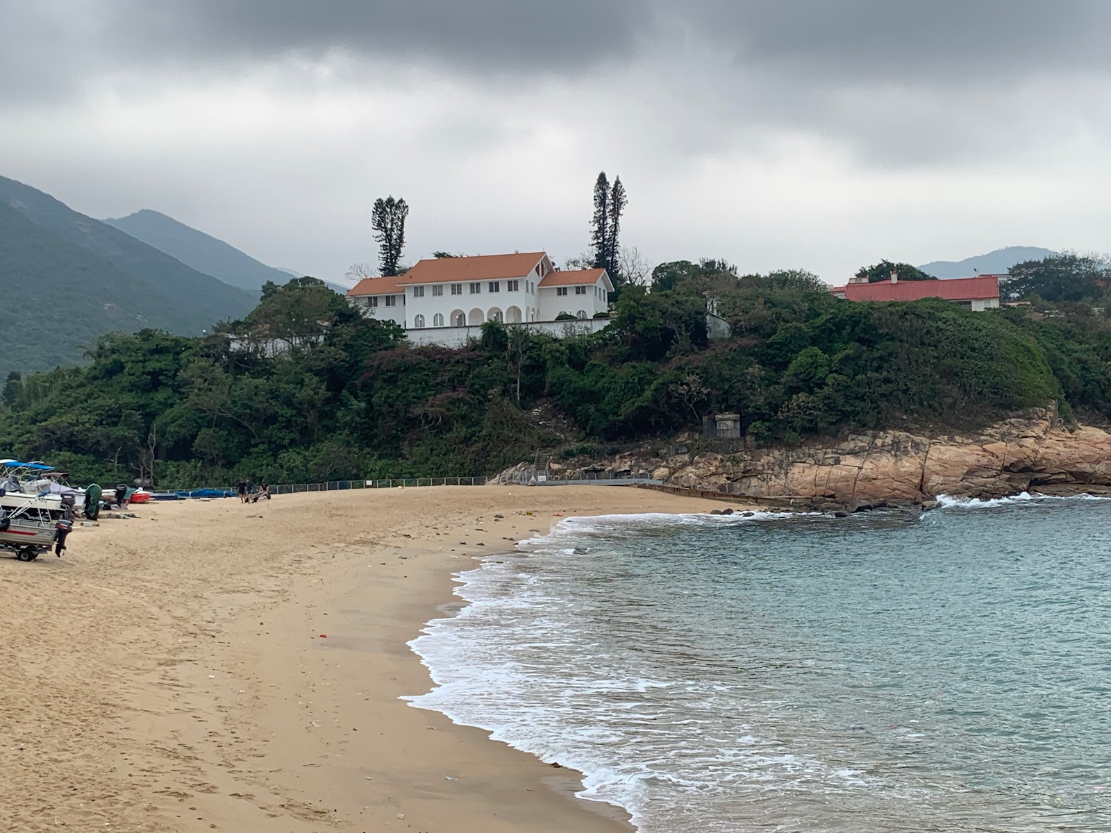 Shek O Beach II的照片 被山脉环绕