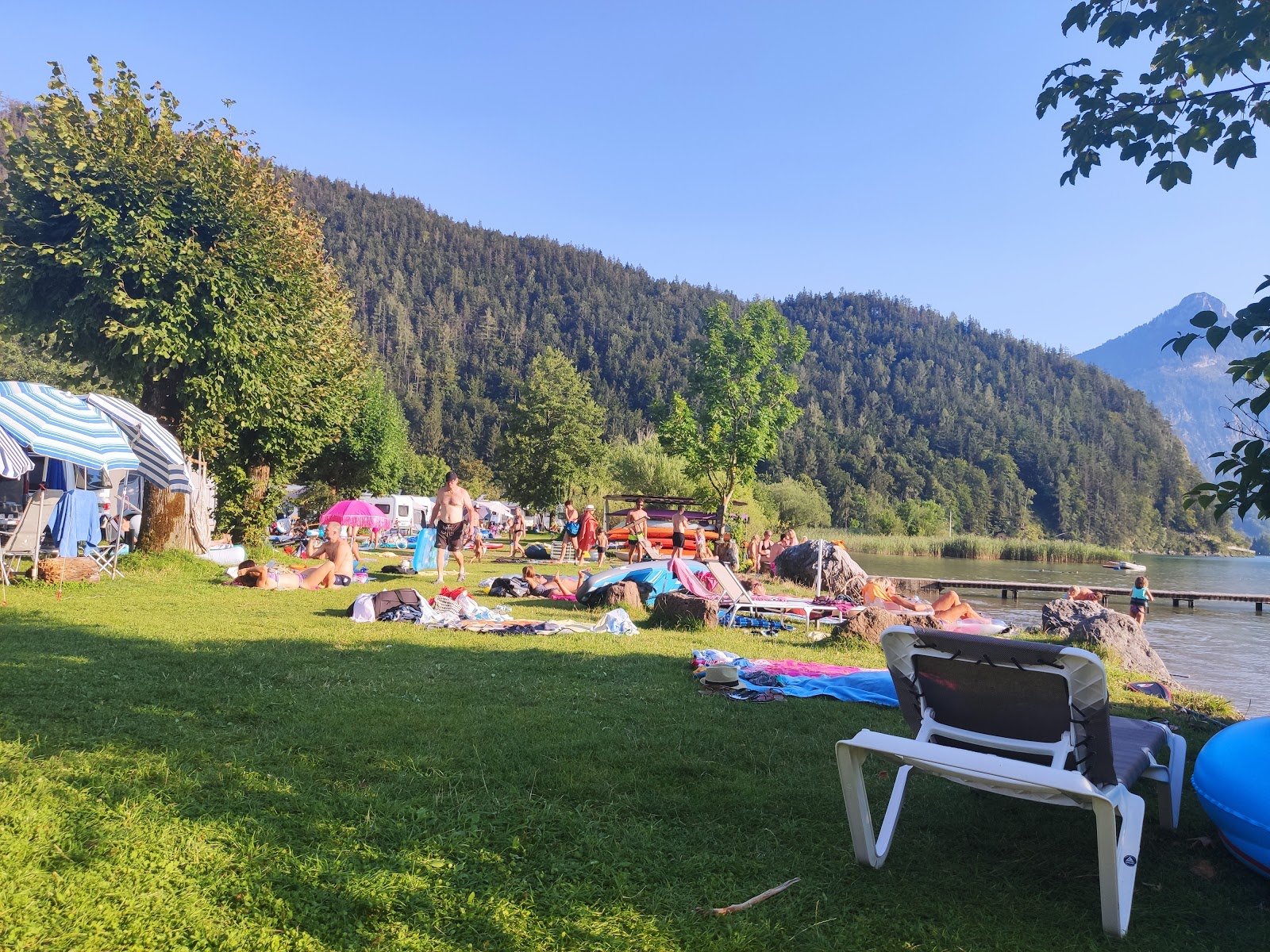 Fotografie cu Strand am Wolfgangsee cu o suprafață de iarbă