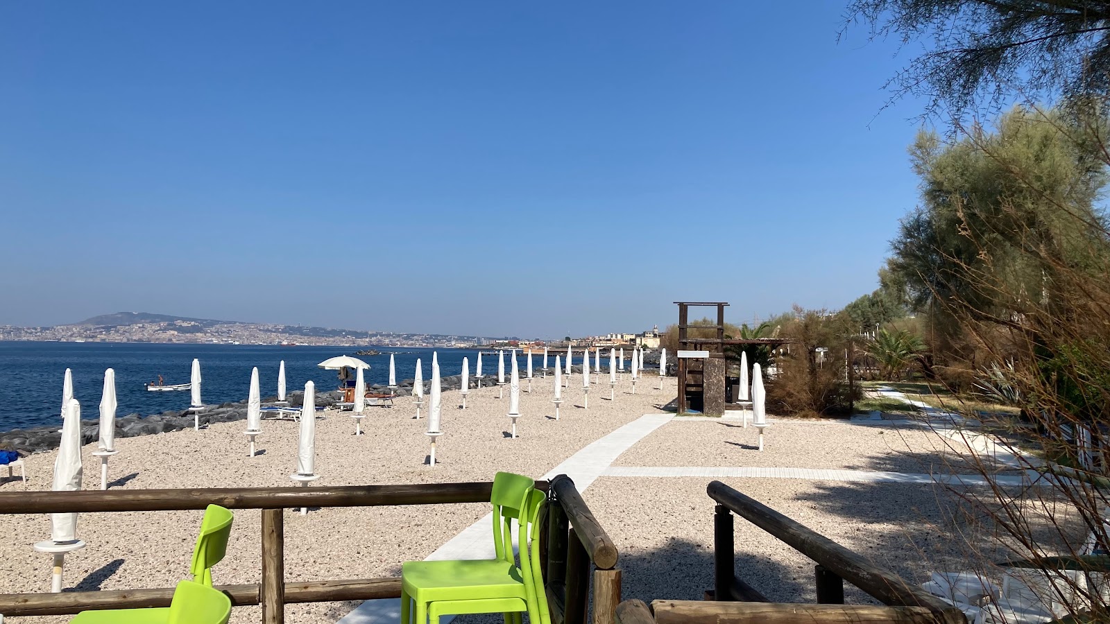 Spiaggia di Punta Quattroventi'in fotoğrafı - rahatlamayı sevenler arasında popüler bir yer