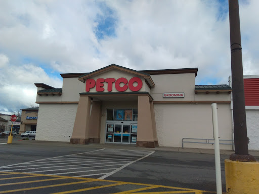 Pet Supply Store «Petco Animal Supplies», reviews and photos, 891 NE D St, Grants Pass, OR 97526, USA