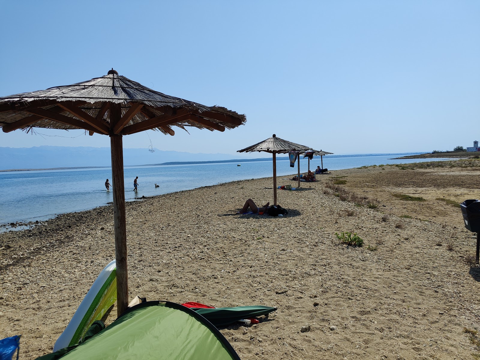 Pseca Plaza Privlaka'in fotoğrafı geniş bir kıyı şeridi ile birlikte