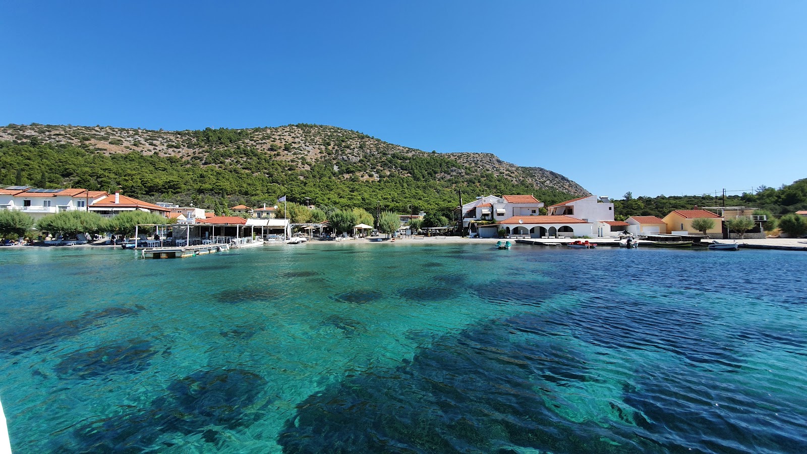 Foto de Port of Posidonio con agua verde claro superficie