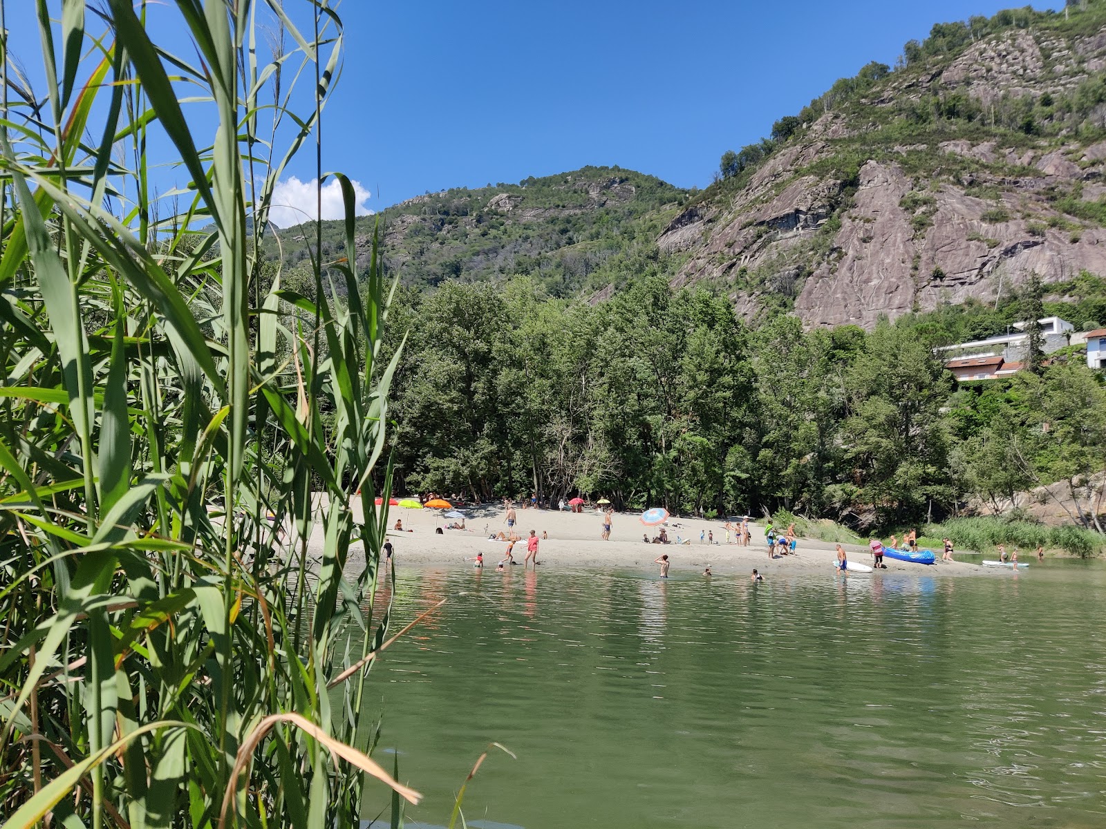 Spiaggia Pozzo di Tegna'in fotoğrafı uçurumlarla desteklenmiş