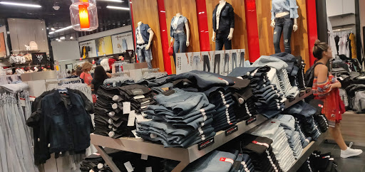 Clothing Store «GUESS Factory», reviews and photos, 12801 W Sunrise Blvd #631, Sunrise, FL 33323, USA