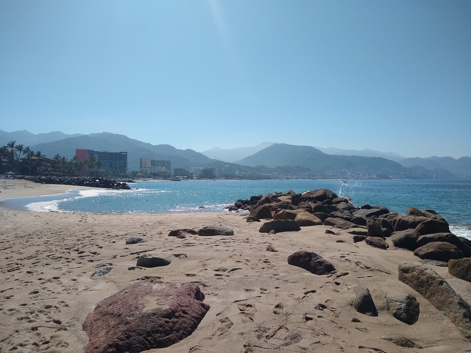 Photo de Los Tules beach protégé par des falaises