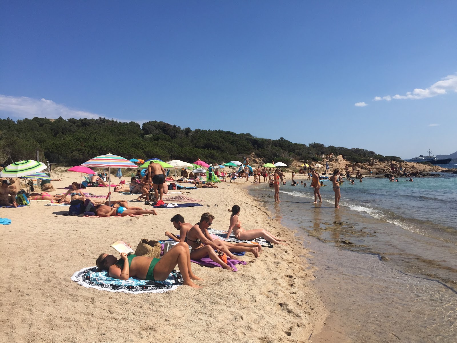 Spiaggia di Capriccioli (ovest)'in fotoğrafı imkanlar alanı