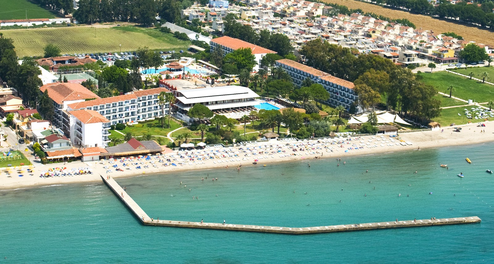 Foto di Kusadasi Plaj con una superficie del acqua turchese