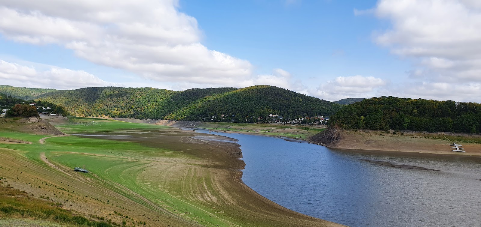Φωτογραφία του Badebuhne Edersee Bringhausen με μακρά ευθεία ακτή