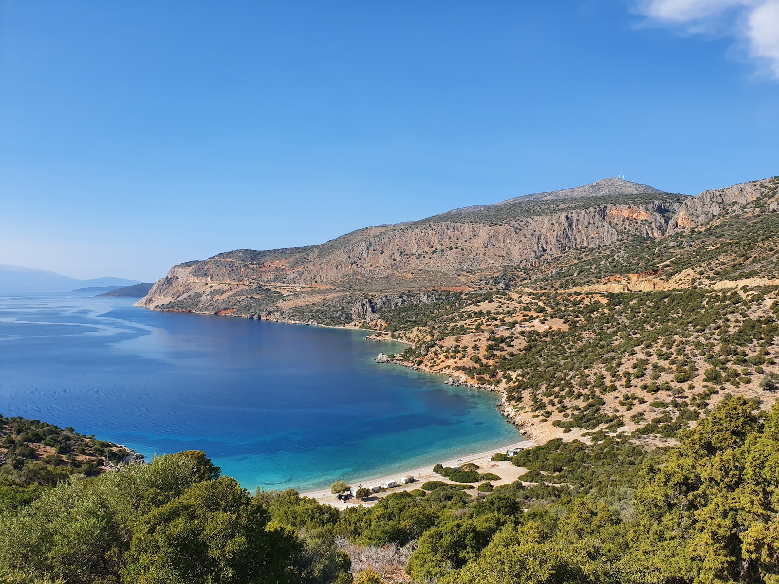 Foto af Agios Vlasios beach bakket op af klipperne