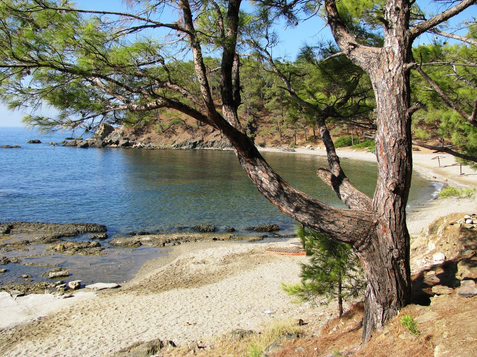 Foto di Pullu beach con una superficie del sabbia beige e ciottoli