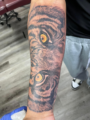 Explore tattoo ideas hombre brazo, creative tattoo ideas in Holland, available at Mi Vida Ink