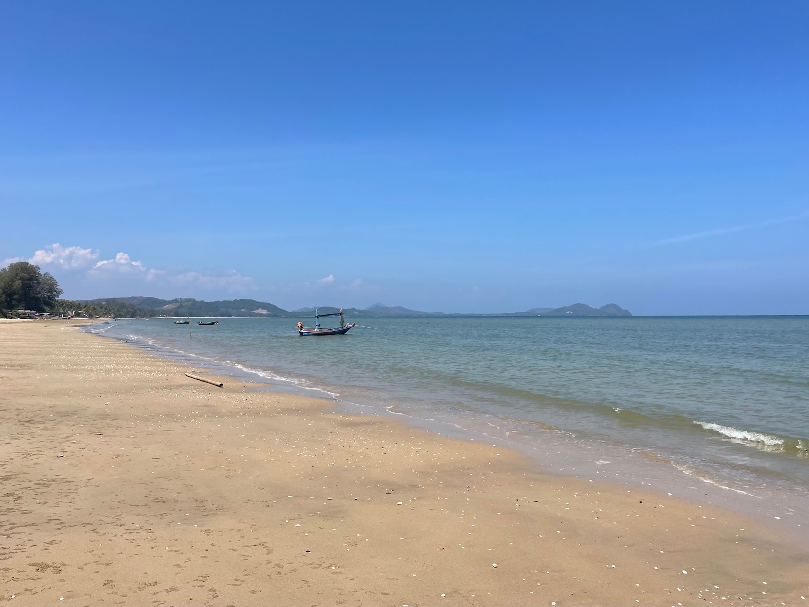Foto de Pak Nam Lang Suan Beach con arena brillante superficie