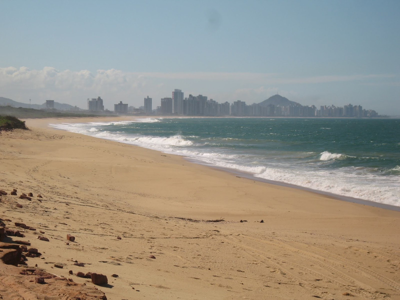Foto de Praia de Jacarenema com água cristalina superfície