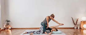 Yolaya: Studio für Yoga - AcroYoga - Thai-Massage