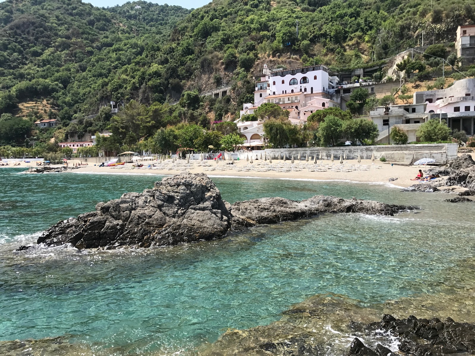 Testa di Monaco的照片 带有碧绿色纯水表面