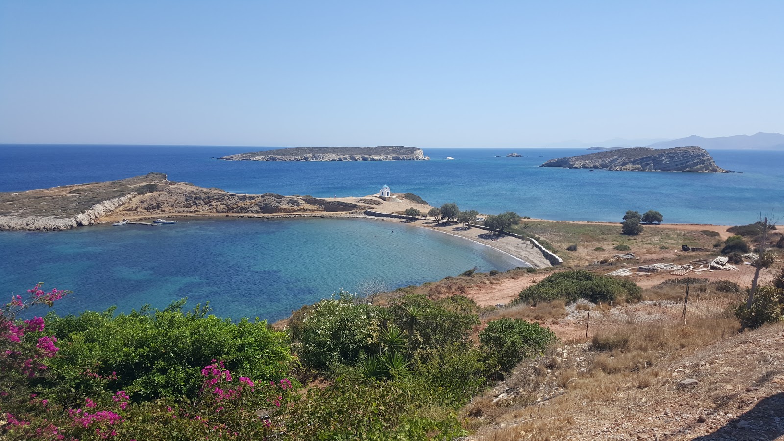 Tourkomnima beach'in fotoğrafı birden fazla küçük koy ile birlikte