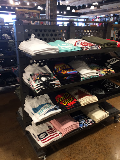 Clothing Store «Tillys», reviews and photos, 343 N Alafaya Trail, Orlando, FL 32828, USA