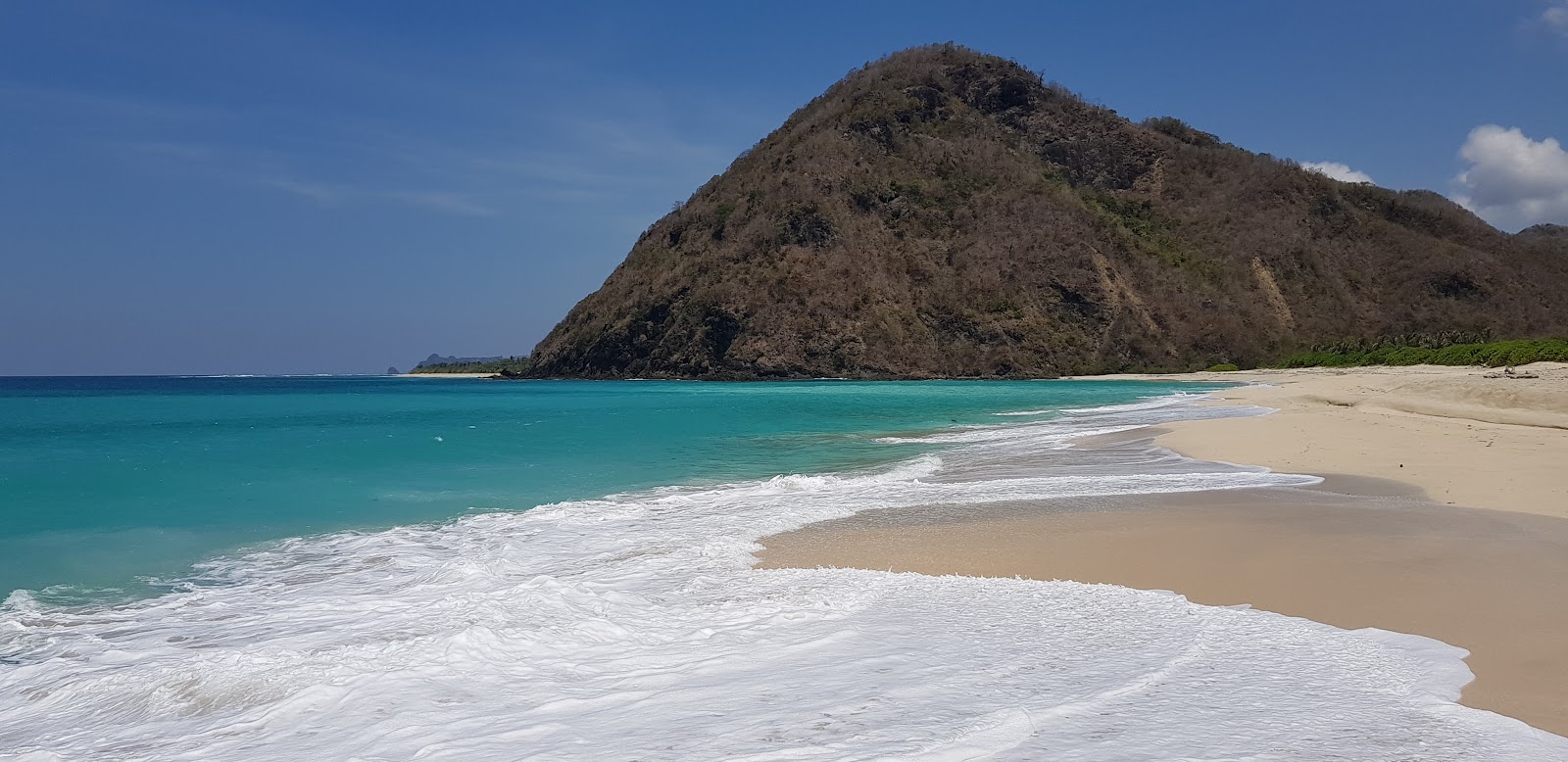 Foto von Tomang-Omang Beach mit feiner weißer sand Oberfläche