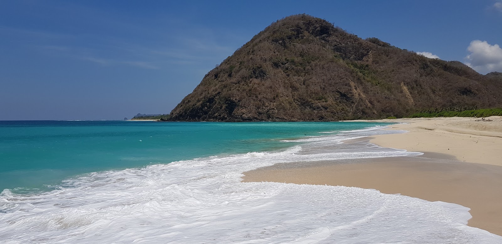 Fotografija Tomang-Omang Beach z beli fini pesek površino