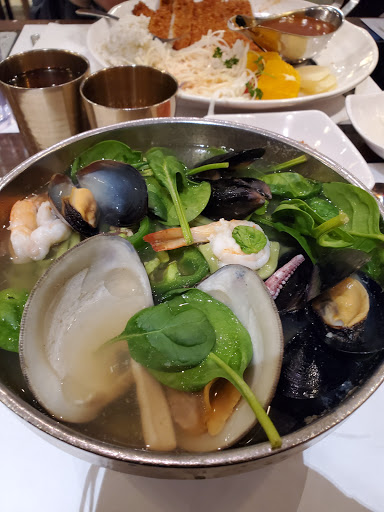 Shopping Mall «Oaktree Mall Shopping Center», reviews and photos, 2024 Center Ave n, Fort Lee, NJ 07024, USA