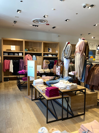 Clothing Store «J.Crew», reviews and photos, 3423 N Southport Ave, Chicago, IL 60657, USA